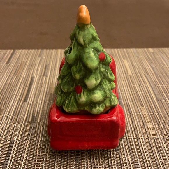 ⚜️Vintage Truck w/ Christmas Tree Salt & Pepper Shaker Set! - Picture 6 of 6